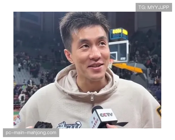 现场:郭艾伦赛后将自己球衣赠予场边坐轮椅的小球迷 现场:郭艾伦赛后将自己球衣赠予场边坐轮椅的小球迷